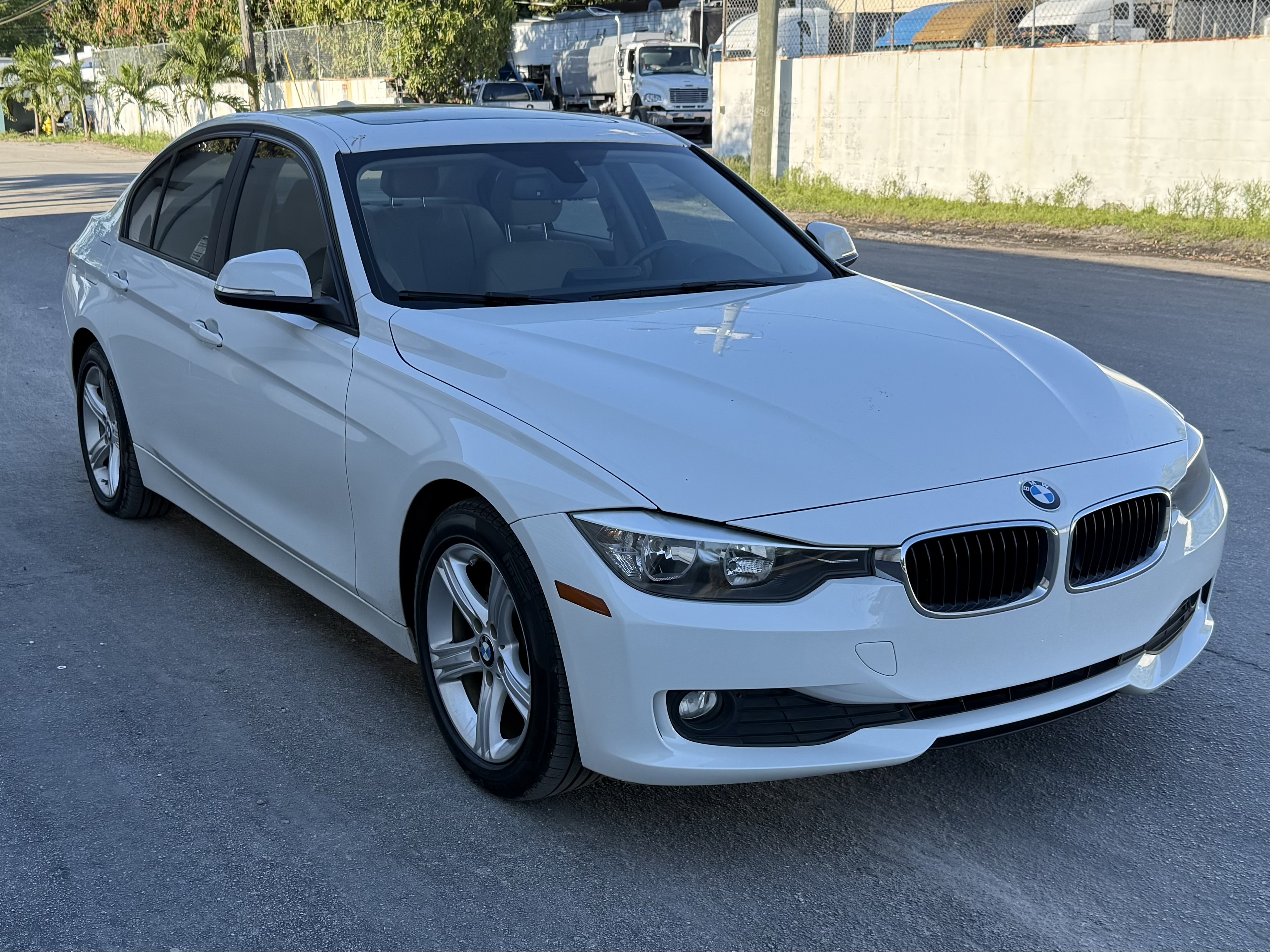 BMW 320i WBA3B1C54EK134281