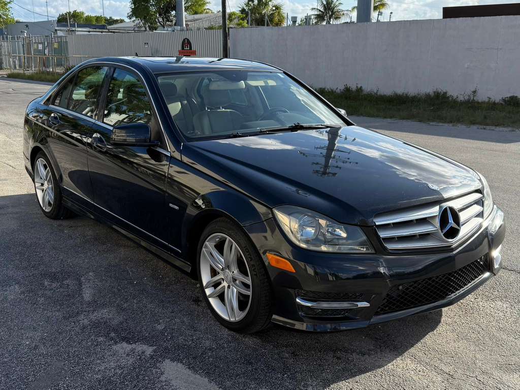 Mercedes-Benz C250 WDDGF4HB4CA634247